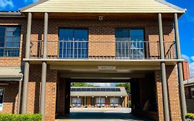 Holbrook Town Centre Motor Inn